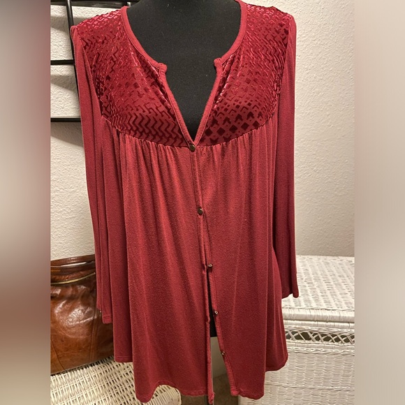 89th & Madison Tops - NWOT 89th & Madison  burgundy top sz L - velvet pattern on shoulder & 3/4 sleeve